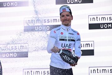 Almeida, con la maglia bianca, en el podio de Lussari.