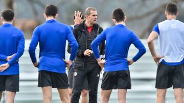 Garitano con sus hombres en Lezama.