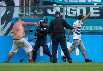 Los radicales del Gremio saltaron al terreno de juego durante el encuentro frente a la Sociedade Esportiva Palmeiras. Los asaltantes destrozaron el VAR como protesta de la derrota. 