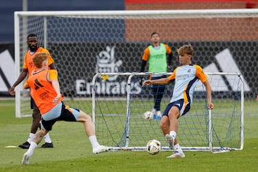 Nico Paz durante la sesión de entrenamiento en las instalaciones de la Universidad de Illinois en Chicago.