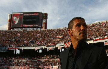 A finales de 2007, Diego Simeone fue presentado como director técnico de River Plate, tras haber pasado por Racing de Avellaneda y Estudiantes de La Plata, este último con el que fue campeón del Apertura 2006.