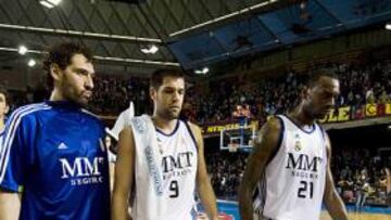 <b>DECEPCIÓN. </b>Mirotic, Garbajosa, Reyes y Fisher, apesadumbrados tras perder de paliza en Barcelona.