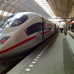 Un hombre sobrevive enganchado a un tren durante 32 kilómetros