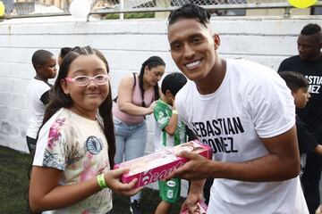 La cancha sintética Villa del Socorro, del barrio Andalucía en Medellín, recibió a varios jugadores profesionales de los equipos antioqueños. Sebastián Gómez, Andrés Ricaurte, Neider Moreno, Daniel Muñoz, entre muchos más.