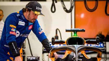 Former F1 driver and Two-time world champion Fernando Alonso leans on the car in McLaren's garage during private tests at the Sakhir circuit in the desert south of the Bahraini capital Manama, on April 2, 2019. - Alonso attends Pirelli's tyre testing programme behind the wheel as McLaren's ambassador and advisor. (Photo by ANDREJ ISAKOVIC / AFP)