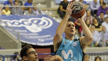 Nik Caner-Medley lanza antes Sebas Saiz durante el partido entre el San Pablo Burgos y el Movistar Estudiantes.