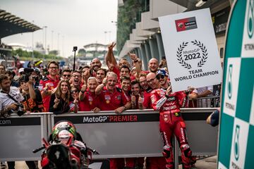 Francesco Bagnaia celebra con su equipo el Campeonato Mundial por Equipos durante la carrera del Gran Premio MotoGP PETRONAS de Malasia en el Circuito de Sepang.