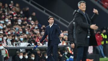 Marcelino con Imanol en el derbi vasco de San Mamés.