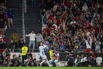 2-0. El delantero portugués celebra el gol que marca en el minuto 34 .