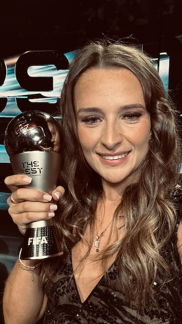 Toone, la estrella que celebró el The Best en el McDonalds