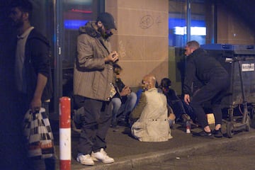 Los aficionados se entremezclan con la droga y la prostitución masivas del centro de Fráncfort, capital financiera de Europa