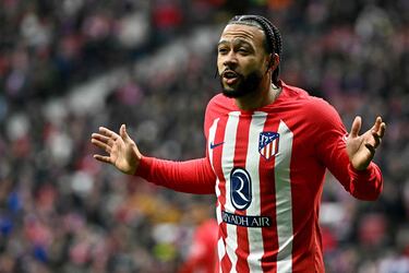 Memphis Depay se queja al colegiado de un lance del juego.