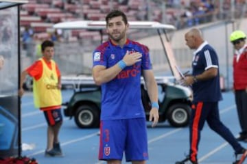 Fútbol, Universidad de Chile v Huachipato.
Decimoquinta fecha, Campeonato de Apertura 2015.
El jugador de Universidad de Chile Jose Rojas se despide al final del partido contra Huachipato por primera división en el estadio Nacional de Santiago, Chile.