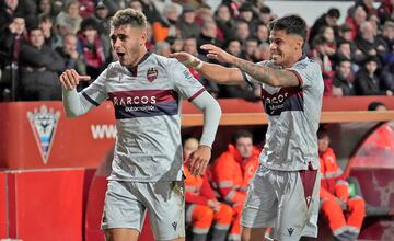 No sirvió para sumar, porque el Mirandés remontó el partido después, pero vaya golazo se sacó Andrés García para dar ventaja momentánea al Levante. Un voleón desde la frontal, imparable. Su primer gol de la temporada.