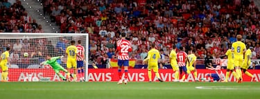 2-0. Antoine Griezmann se interna por la derecha, tira una pared con Lemar y según le viene el balón, empalma con la izquierda al palo derecho de Ledesma. Doblete del delantero francés.