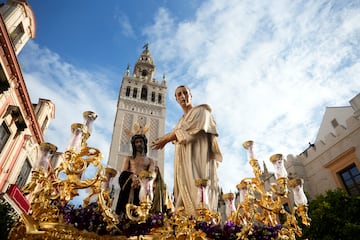 Imágenes de la Hermandad de San Benito que hace estación de penitencia este Martes Santo, en Sevilla.