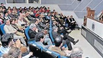<b>INTERÉS MÁXIMO. </b>Javier Trigo, junto a Esteban Gorostiaga, expuso el proyecto deportivo de la Comunidad Foral de Navarra.