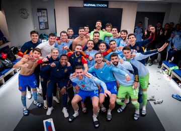 Los jugadores de la selección española celebran en el vestuario la victoria ante Noruega y la clasificación a la Eurocopa de Alemania.