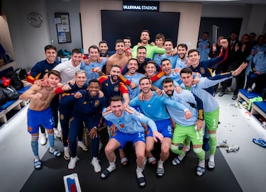 Los jugadores de la selección española celebran en el vestuario la victoria ante Noruega y la clasificación a la Eurocopa de Alemania.