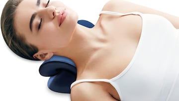 Almohada cervical Neck Cloud para aliviar el dolor de el cuello y de la espalda tumbado