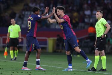 El joven futbolista Blaugrana abandonó el terreno de juego entre aplausos.
(Photo by LLUIS GENE / AFP)