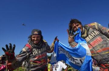 Marcos y Alejandro Patronelli celebran su victoria después de la etapa 13 del Rally Dakar 2016 entre Villa Carlos Paz y Rosario
