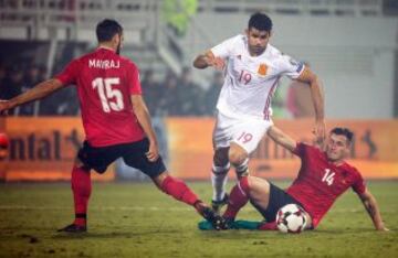 Diego Costa entre Mergim Mavraj y Taulant Xhaka.