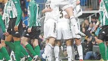 Los jugadores del Real Madrid celebran los goles haciendo  piña.