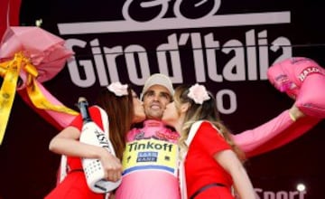 Alberto Contador se viste la maglia rosa de líder en la etapa 5 del Giro entre La Spezia y Abetone.