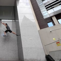 Jesse Turner redefine las leyes de la gravedad escalando un muro liso y resbaladizo