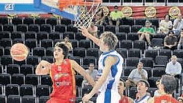 <b>IMPARABLE. </b>Rubio dobla un balón tras una penetración.