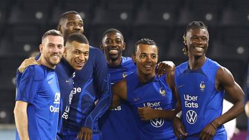 Kylian Mbappé, Ousmane Dembélé, Eduardo Camavinga, Jules Koundé, Marcus Thuram y Jordan Veretout, durante un entrenamiento antes de la final contra Argentina.