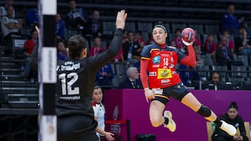 TRIER (Germany), 26/11/2025.- Maitane Echeverria Martinez of Spain (R) in action against Fatima Ocampos Morel of Paraguay (L) during the IHF Women's Handball World Championship 2025 match between Spain and Paraguay in Trier, Germany, 26 November 2025. (Balonmano, Alemania, España) EFE/EPA/CHRISTOPHER NEUNDORF
