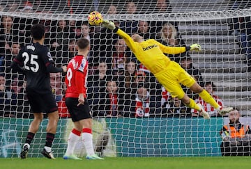 La Premier vivió su tradicional Boxing Day, en el que el fútbol es protagonista en estas fechas navideñas. Southampton y West Ham United se enfrentaron en el St. Mary’s Stadium con triunfo para los visitantes (0-1). En la imagen, el portero del West Ham, Lukasz Fabianski, salva un disparo de Paul Onuachu, preservando así el triunfo de su equipo.