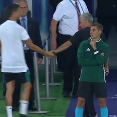 Cristiano y Mourinho se saludaron en el descanso