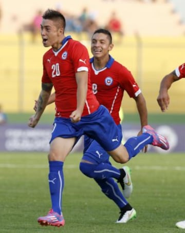 Rodrigo Echeverría y Cristián Cuevas anotaron para un 2-0 que pone en la disputa a Chile.