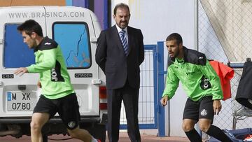 OBSERVADOR. &Aacute;ngel Torres, siguiendo un entrenamiento.
 