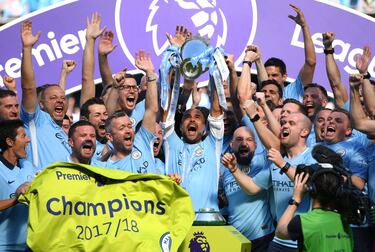 Pep levantando el trofeo de la Premier League.
