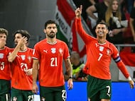 Portugal's forward #07 Cristiano Ronaldo (R) celebrates with team mates after scoring the 1-2 penalty goal during the 2026 World Cup qualifiers Europe zone group F football match between Hungary and Portugal on September 9, 2025 in Budapest, Hungary. (Photo by Attila KISBENEDEK / AFP)