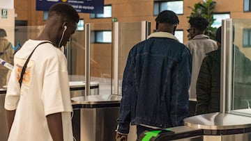 Varias personas salen del Centro de Estancia Temporal de Inmigrantes (CETI) de Ceuta, a 24 de febrero de 2026, en Ceuta (España). Desde enero se ha trasladado a más de 500 usuarios, aunque las instalaciones siguen sobreocupadas.
24 FEBRERO 2026
Antonio Sempere / Europa Press
24/02/2026