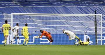 2-3. Karim Benzema marca el segundo gol en el minuto 6 de la prórroga.