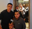 Alexis Sánchez, gentil con los 'mini Vidal' en el hotel mexicano