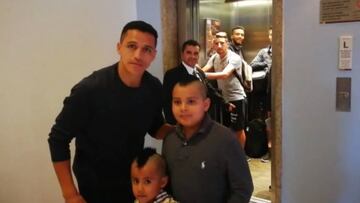 Alexis S¨¢nchez, gentil con los 'mini Vidal' en el hotel mexicano