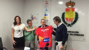 Eli Pinedo, V&iacute;ctor Lete y Francisco Bl&aacute;zquez entregan una camiseta de homenaje a Jorge Due&ntilde;as en su despedida como seleccionador espa&ntilde;ol femenino de balonmano.