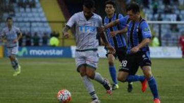 Parot, con el número 28, marca a Fernández en el duelo contra Wanderers.