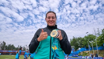 Alejandra Valencia celebra con sus tres metales ganados en Juegos Panamericanos.