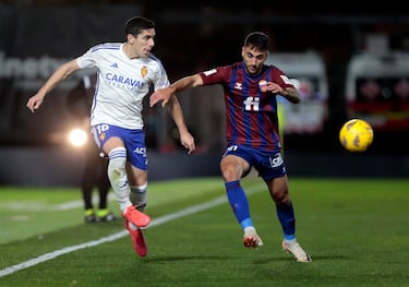 Fran Gámez, desde la posición de carrilero, fue un incordio para la defensa del Eldense. El defensa apareció mucho por el ataque y coronó su actuación con una asistencia magistral, de tacón, a Maikel Mesa.