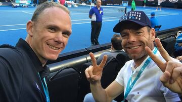 Chris Froome y Cadel Evans posan en el Rod Laver Arena antes del partido de semifinales del Open de Australia entre Stanislas Wawrinka y Roger Federer.