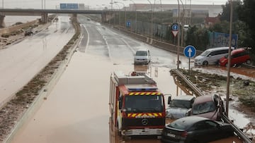 Vehículos en la V-30 tras el paso de la DANA y la subida del cauce del río Turia, a 30 de octubre de 2024, en Valencia, Comunidad Valenciana (España). La Comunitat Valenciana ha registrado la gota fría "más adversa" del siglo en la región. La Generalitat ha activado el procedimiento de múltiples víctimas por "prevención de lo que pueda venir", después de que el primer balance apunte a 51 víctimas mortales como consecuencia del temporal. En estos momentos, todavía hay personas esperando a ser rescatadas y puntos sin cobertura de telefonía y sin luz.
30 OCTUBRE 2024;DANA
Rober Solsona / Europa Press
30/10/2024