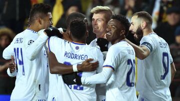 Los jugadores del Madrid celebran el gol de Kroos.